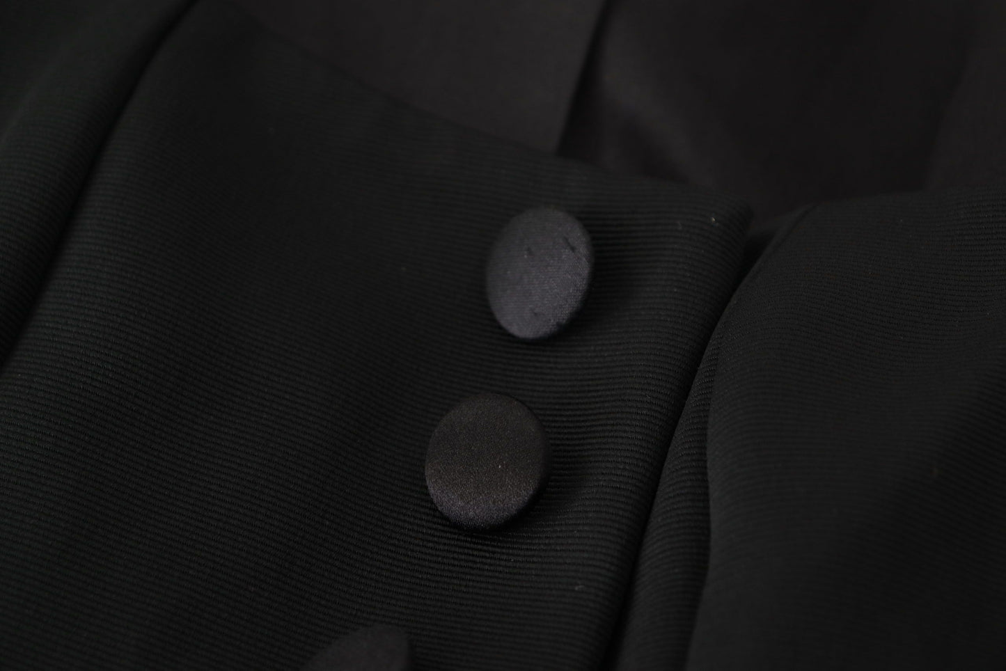 Dolce &amp; Gabbana – Schwarze, schmal geschnittene Jacke mit langen Ärmeln und Druckknöpfen