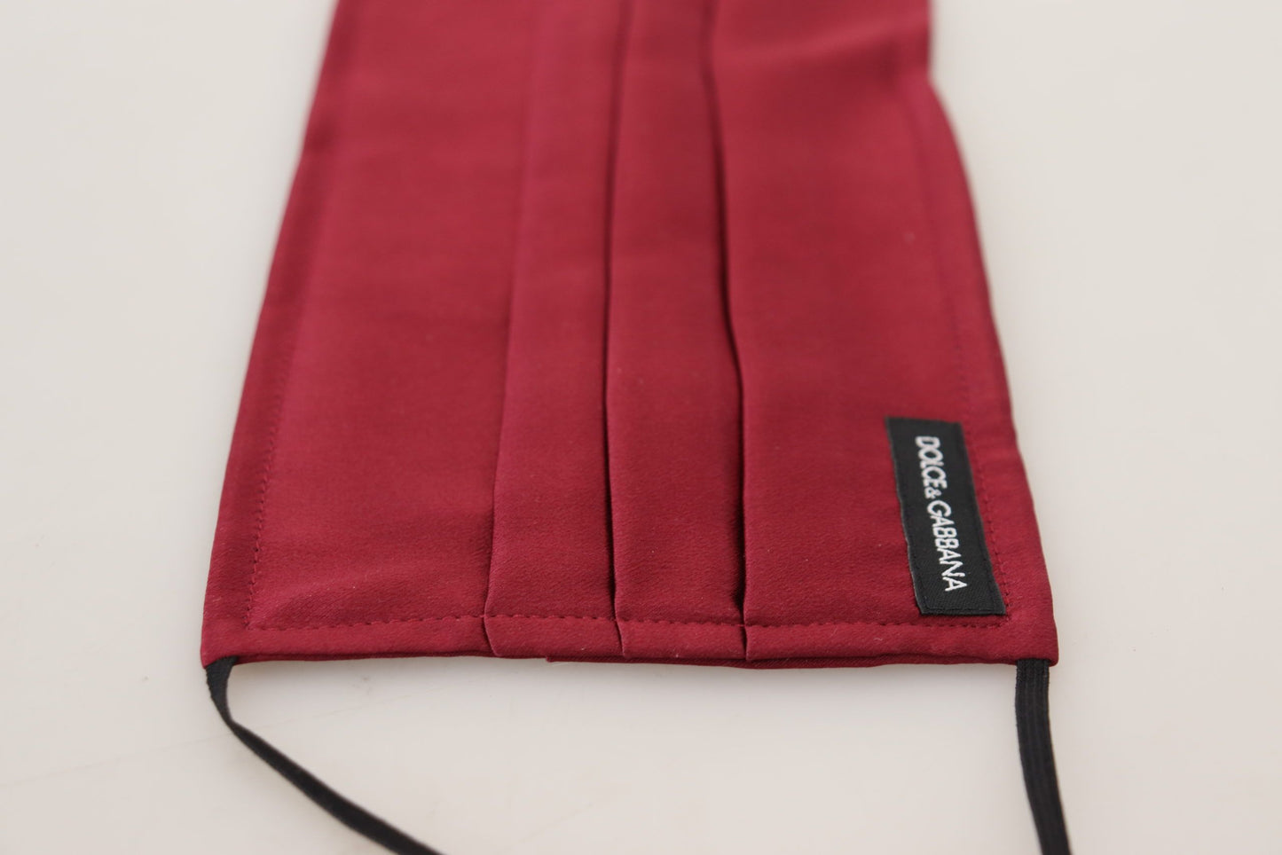 Dolce &amp; Gabbana – Kastanienbraune Gesichtsmaske aus plissierter Seide mit elastischem Ohrband, Einheitsgröße