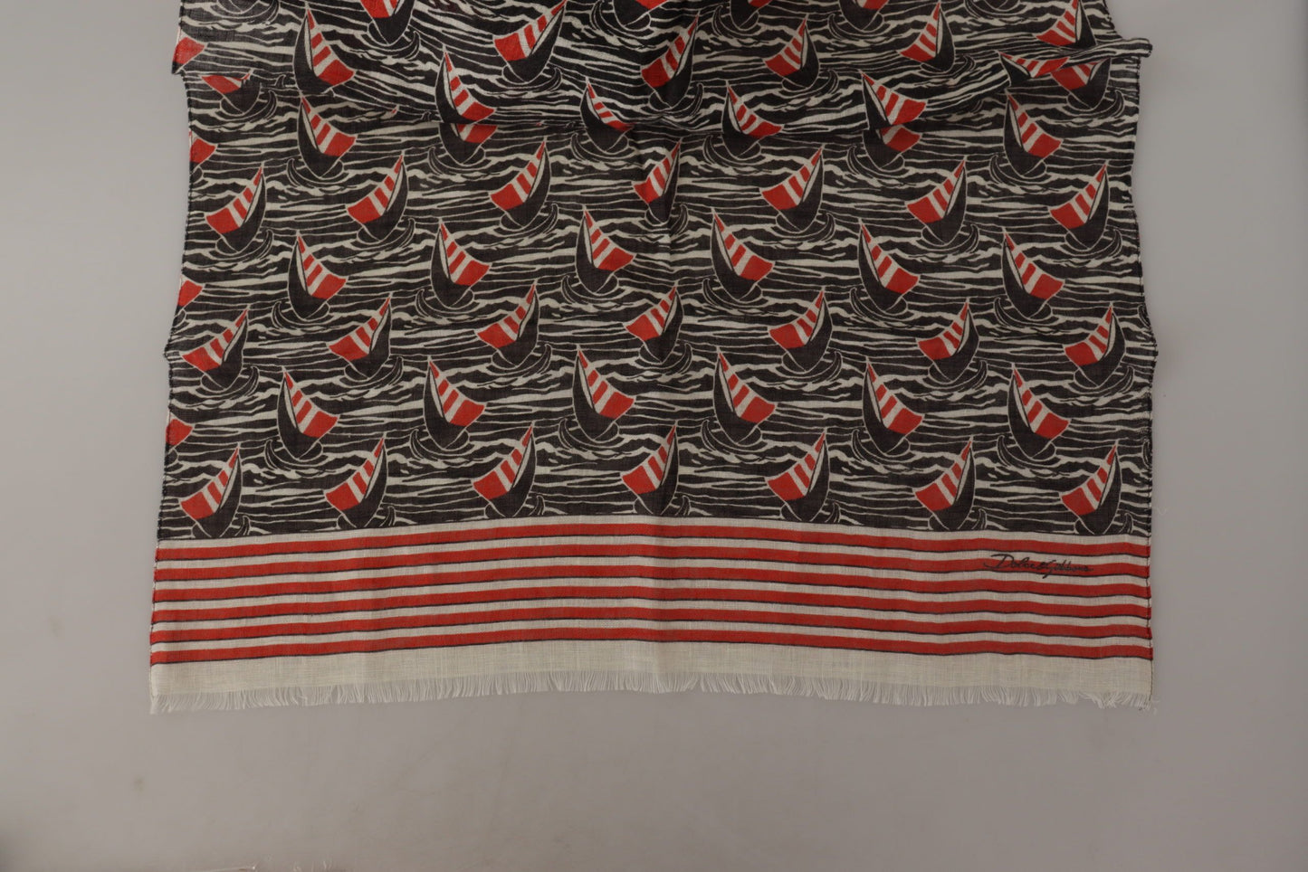 Dolce &amp; Gabbana – Schal aus Leinen mit Segelboot-Streifenmuster, schwarz/rot
