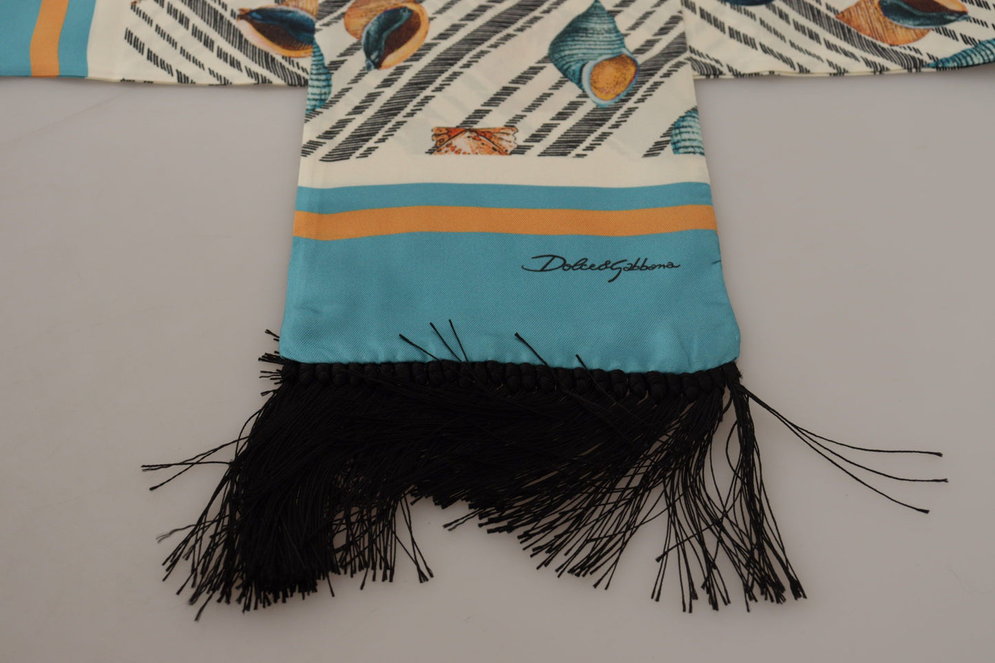 Dolce &amp; Gabbana Seidenschal mit Fransen und Muscheln im DG-Print in mehreren Farben