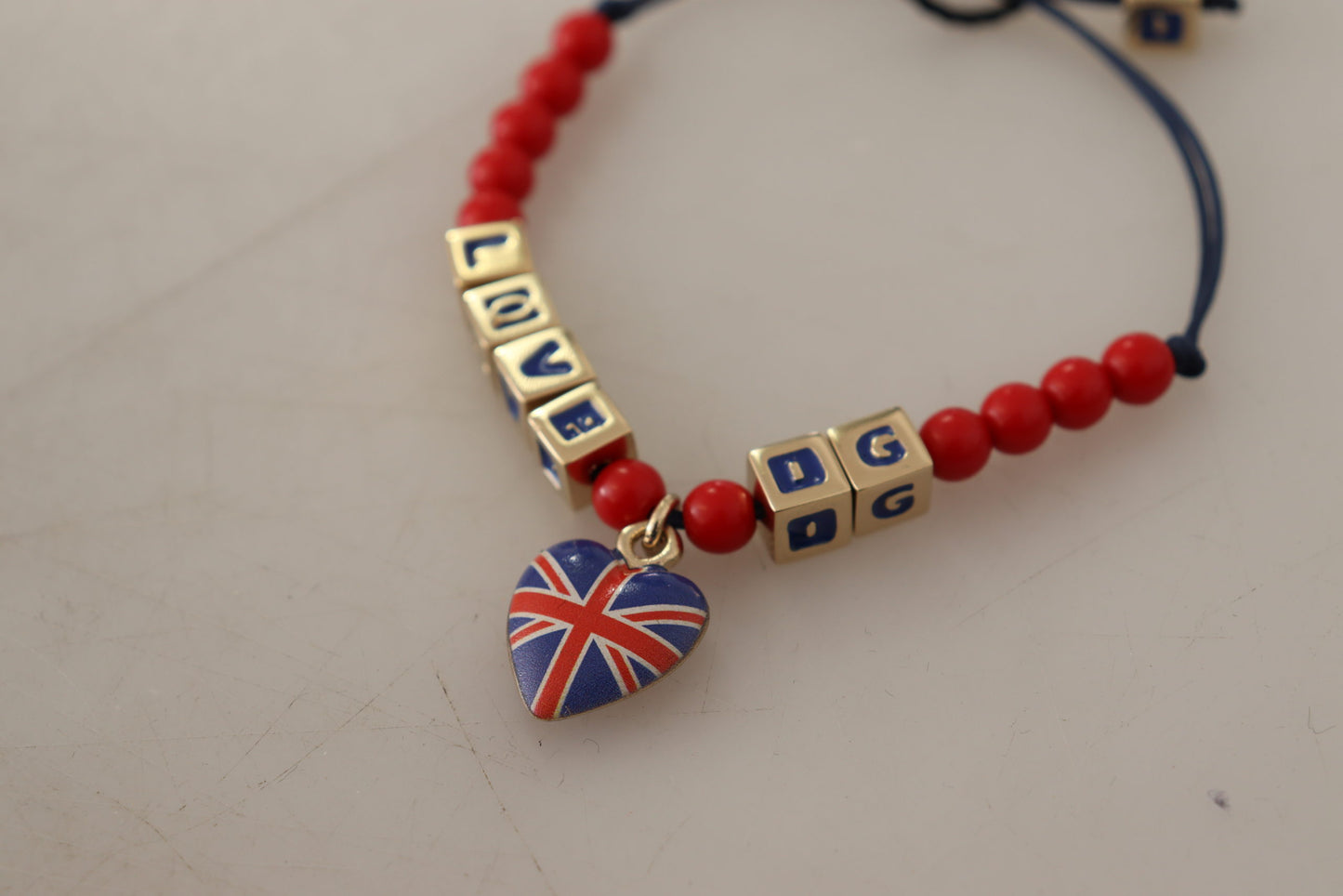 Dolce &amp; Gabbana Armband mit rot-blauen Perlen und der Flagge „DG LOVES LONDON“
