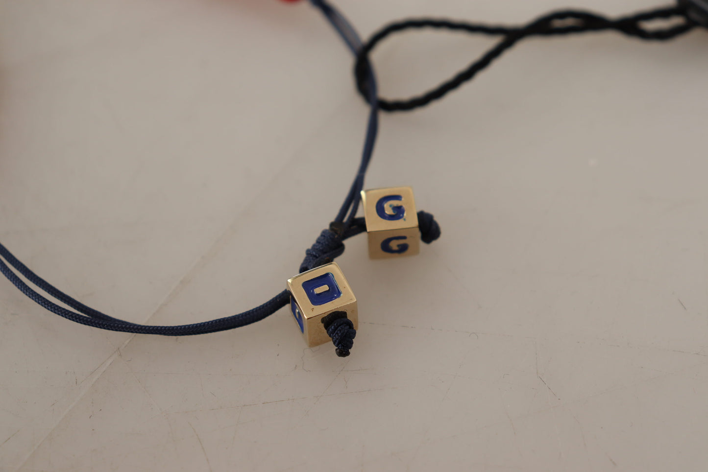 Dolce &amp; Gabbana Armband mit rot-blauen Perlen und der Flagge „DG LOVES LONDON“