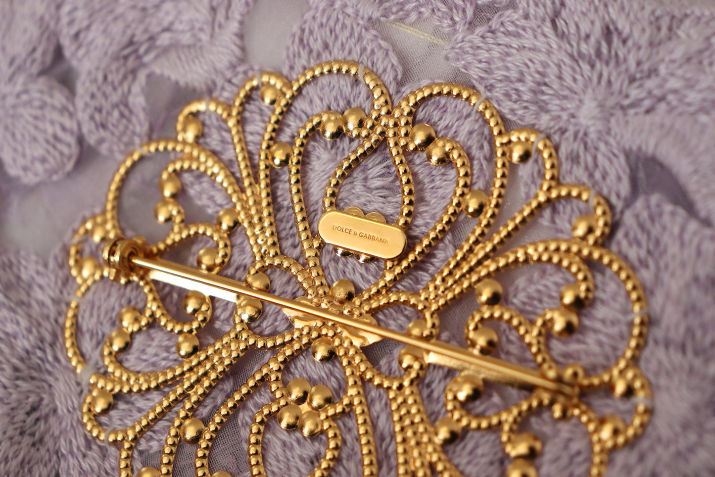 Dolce &amp; Gabbana Damen-Brosche aus Messing mit Blumenmuster in Lila und Gold