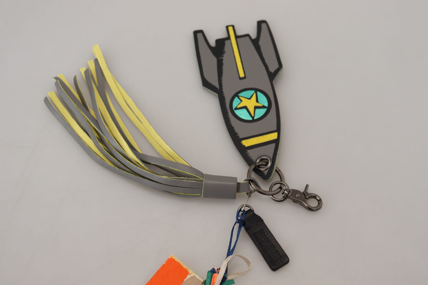 سلسلة مفاتيح معدنية فضية اللون متعددة الألوان من MSGM على شكل سفينة صاروخية