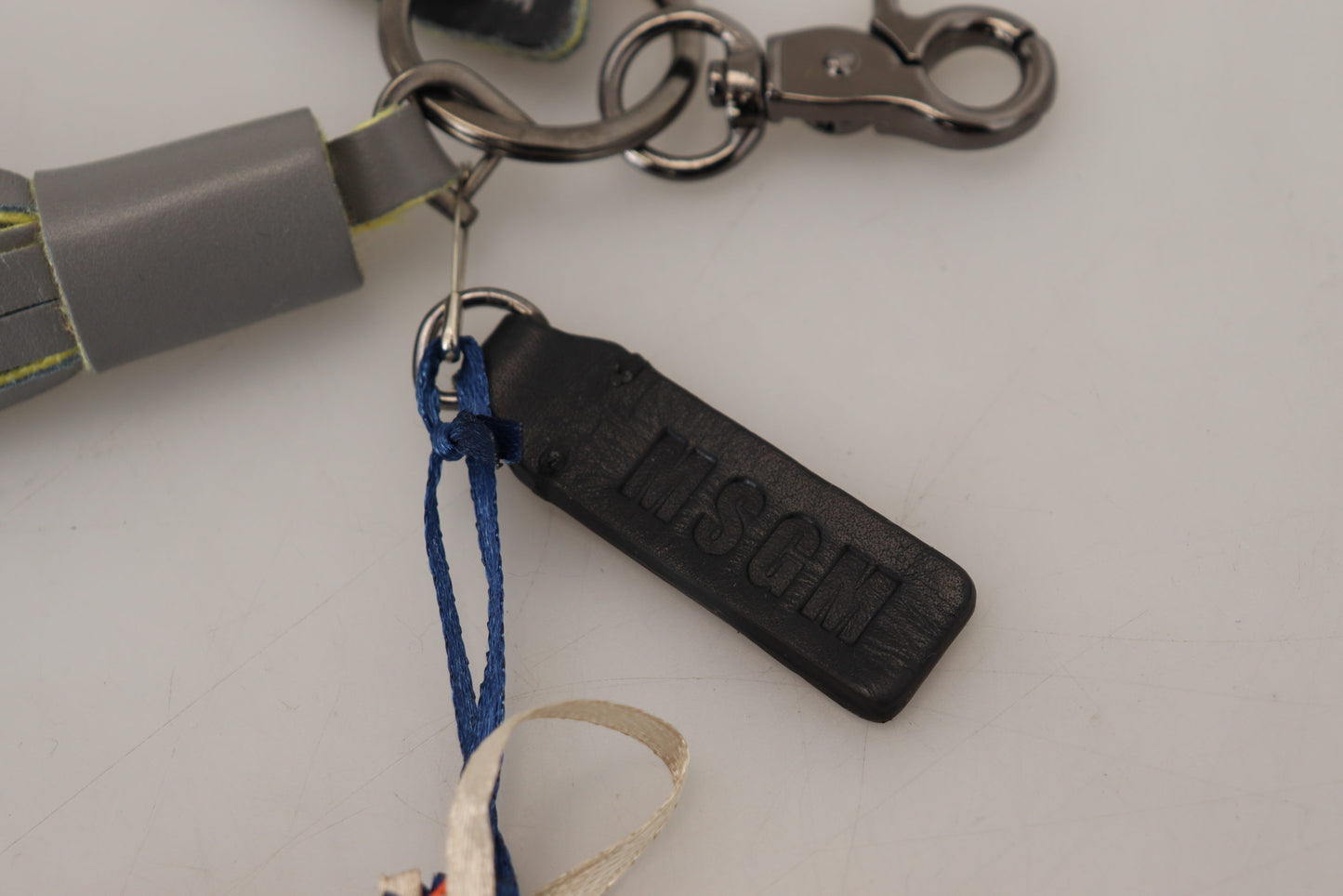 سلسلة مفاتيح معدنية فضية اللون متعددة الألوان من MSGM على شكل سفينة صاروخية