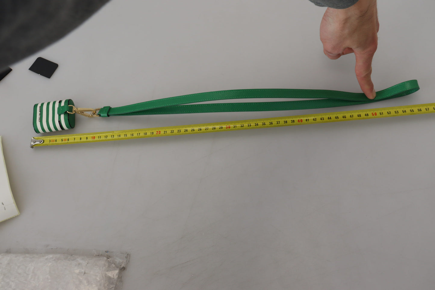 Dolce &amp; Gabbana – Airpods-Hülle mit grünem Lederarmband und goldenem Metalllogo