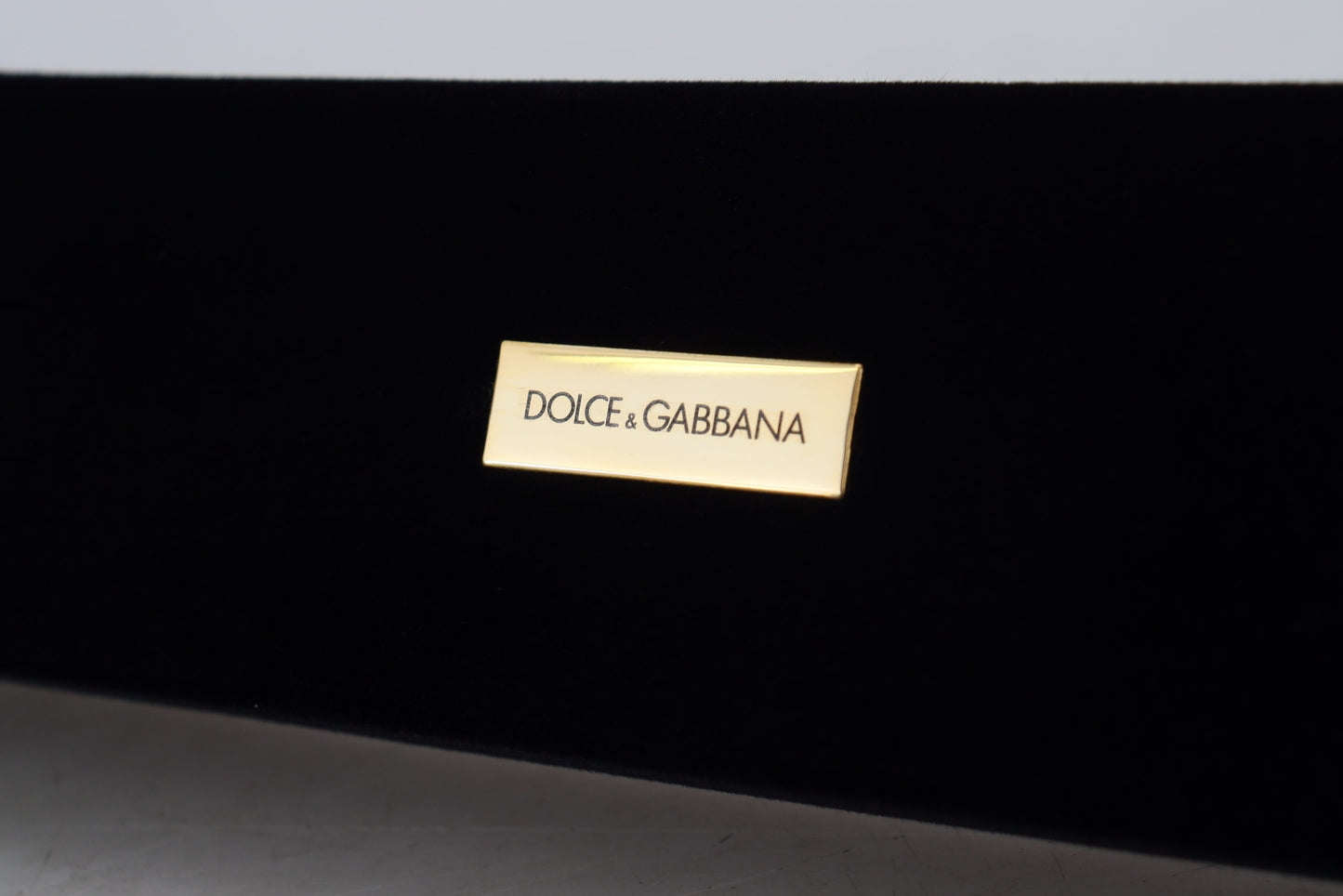 Dolce &amp; Gabbana – Aufbewahrungsbox für Armbänder und Schmuck aus schwarzem Samt mit Logo-Plakette