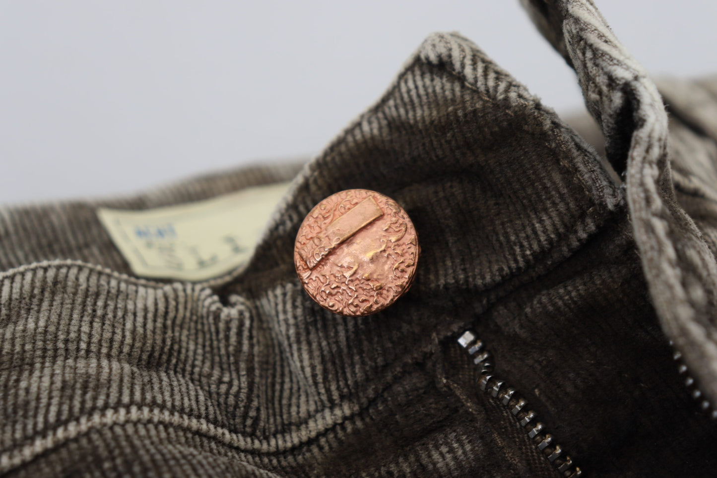 Acht Graue Slim Fit Jeans aus gewaschenem Baumwollcord
