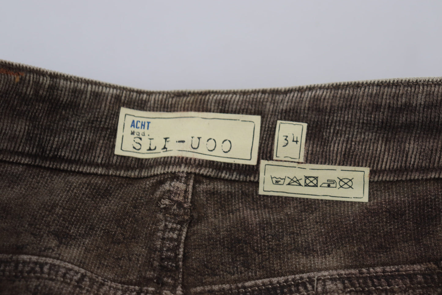 Acht Graue Slim Fit Jeans aus gewaschenem Baumwollcord