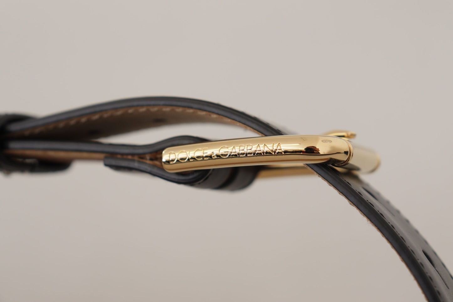 Dolce &amp; Gabbana Schwarzer, klassischer Taillengürtel aus massivem Leder mit goldener Schnalle