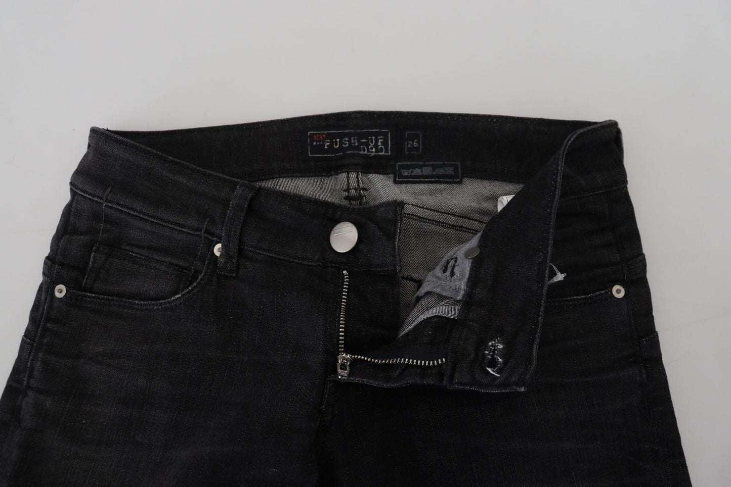 Acht Schwarze, schmal geschnittene Damen-Jeans aus Baumwolle mit niedriger Taille
