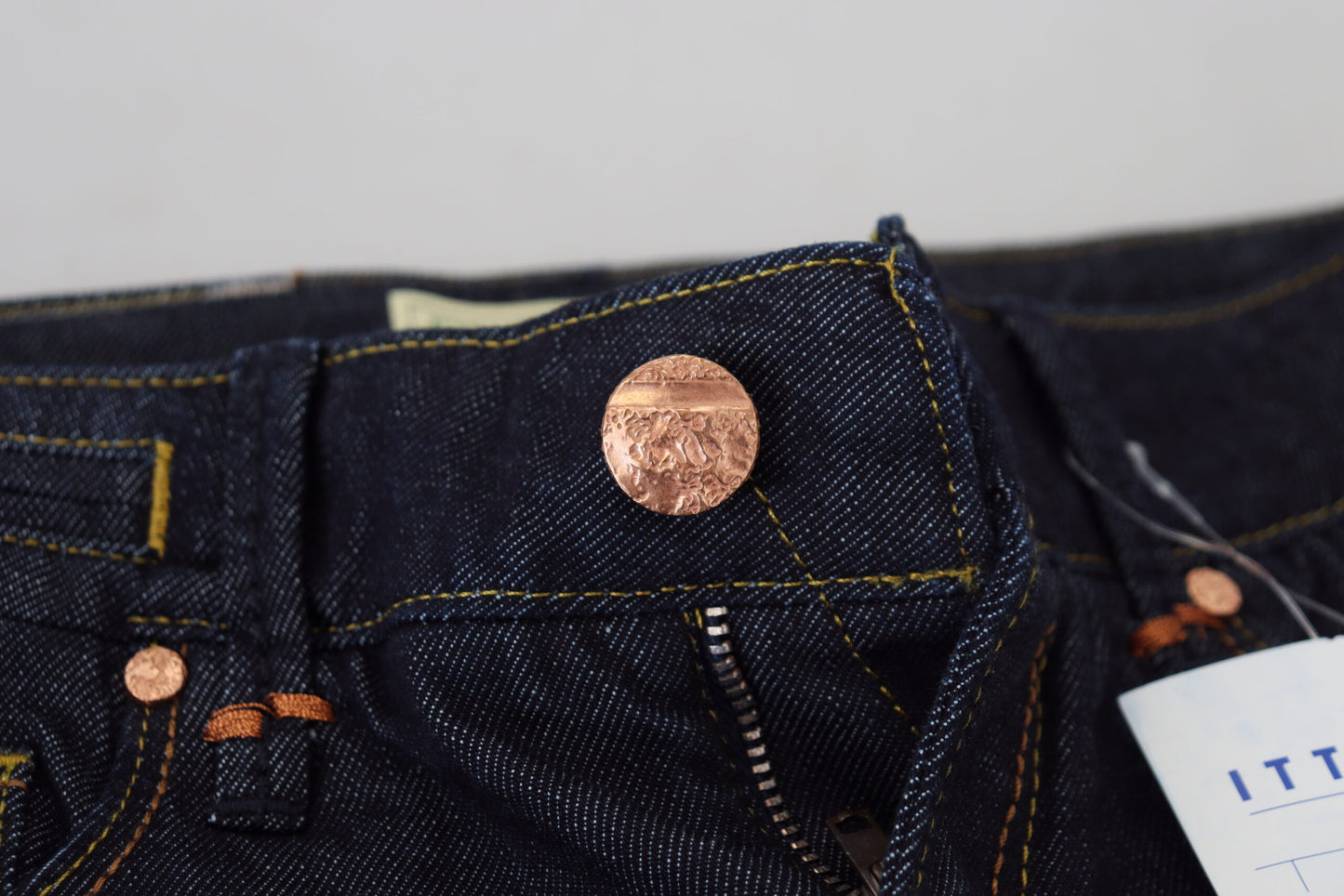 Acht Blaue, schmal geschnittene Damen-Jeans aus Baumwolle mit niedriger Taille