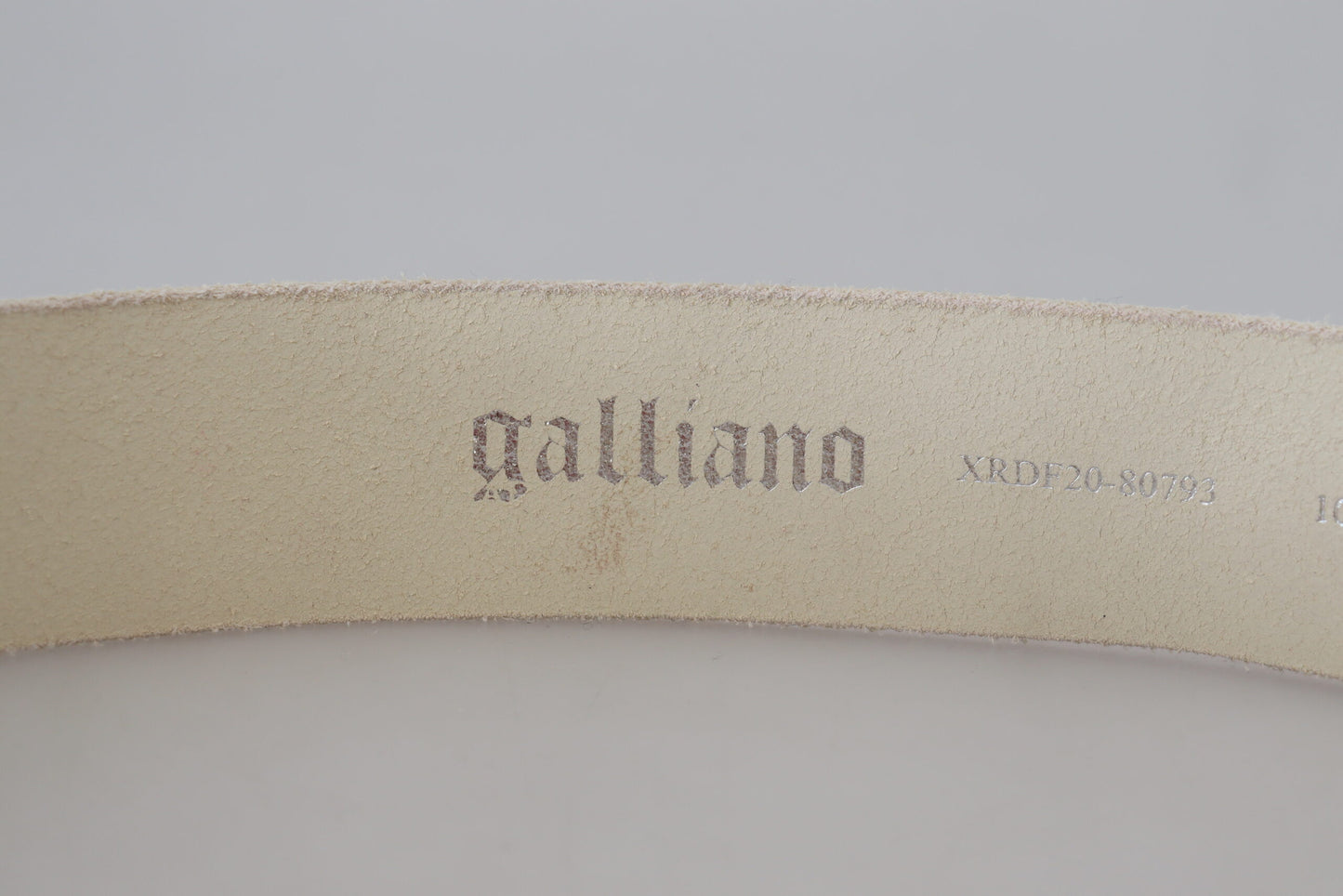 John Galliano – Rosafarbener Ledergürtel mit runder Schnalle und Buchstabenlogo
