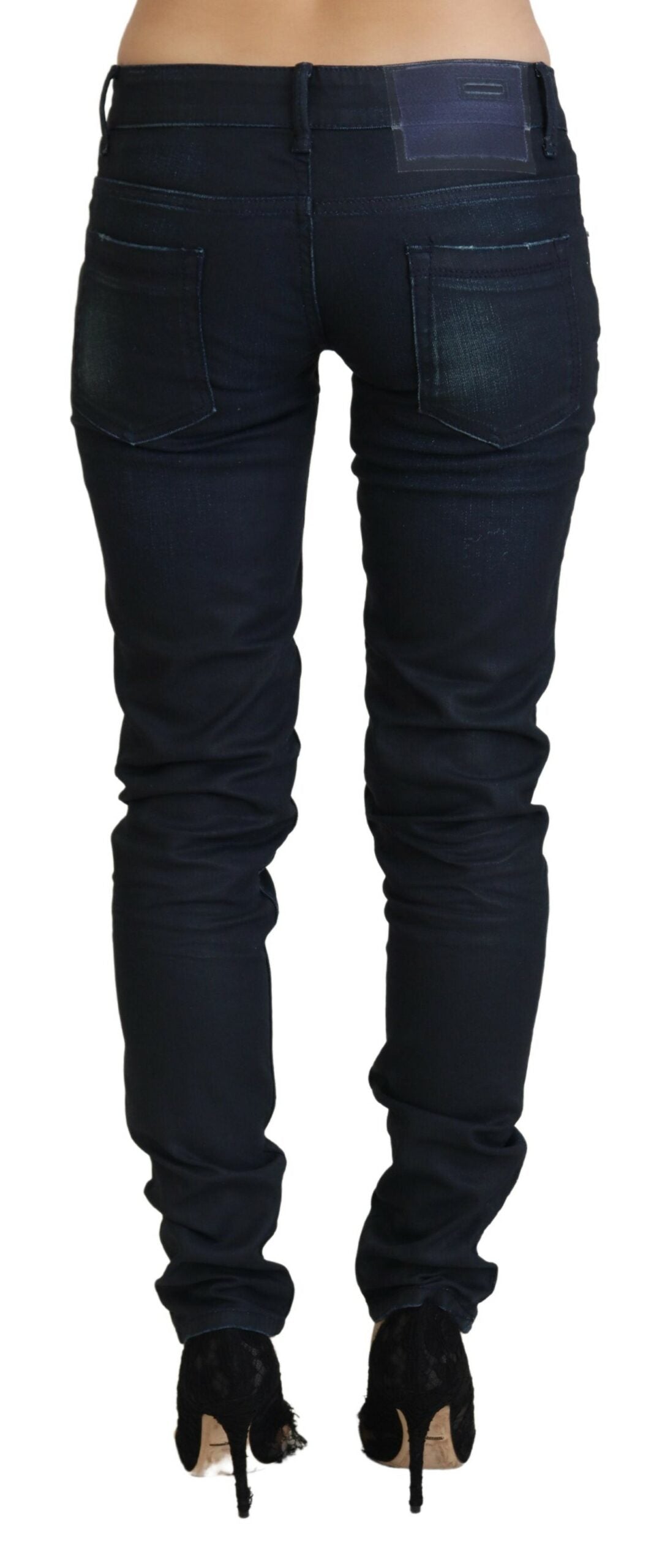 Acht Blaue Slim Fit Damen Jeans mit niedriger Taille