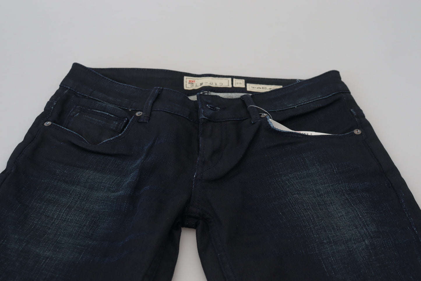 Acht Blaue Slim Fit Damen Jeans mit niedriger Taille
