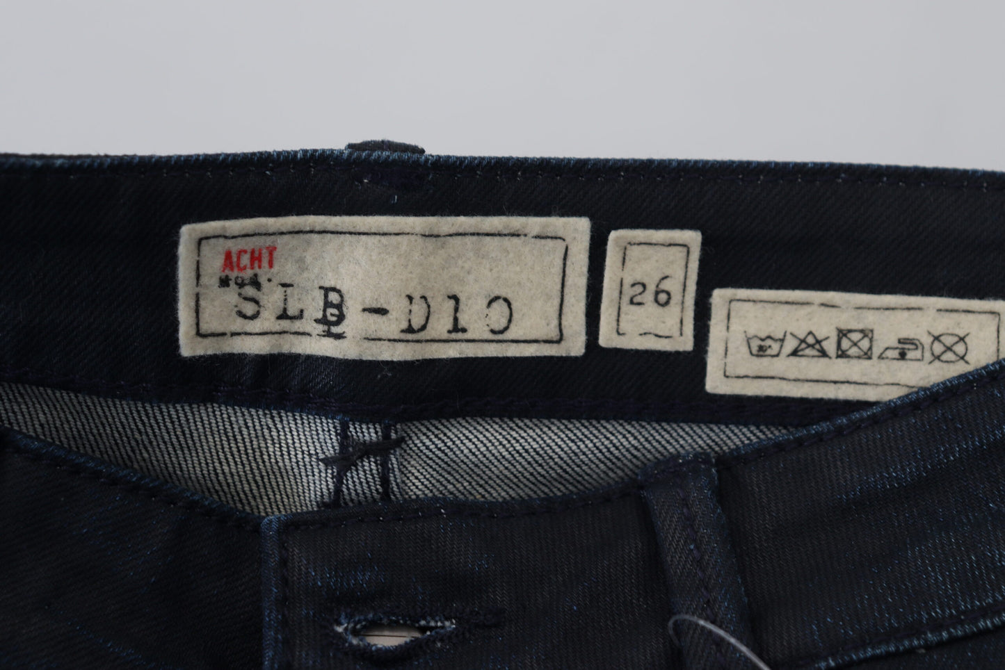 Acht Blaue Slim Fit Damen Jeans mit niedriger Taille