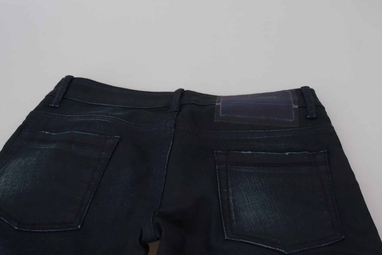 Acht Blaue Slim Fit Damen Jeans mit niedriger Taille
