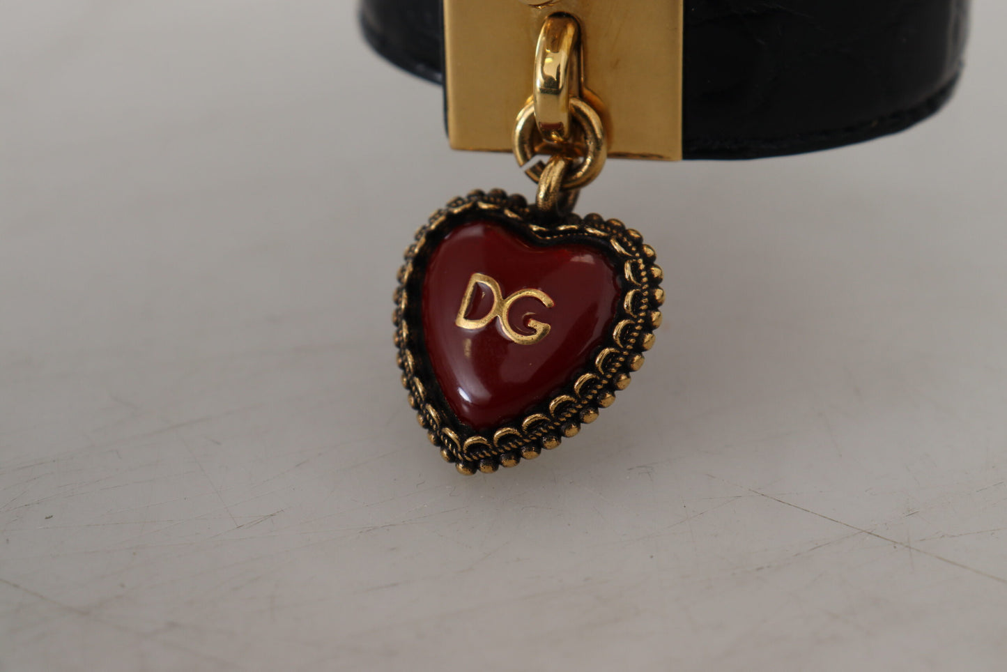 Dolce &amp; Gabbana Schwarzes Dauphine-Lederarmband mit DG-Herz-Schlüsselring