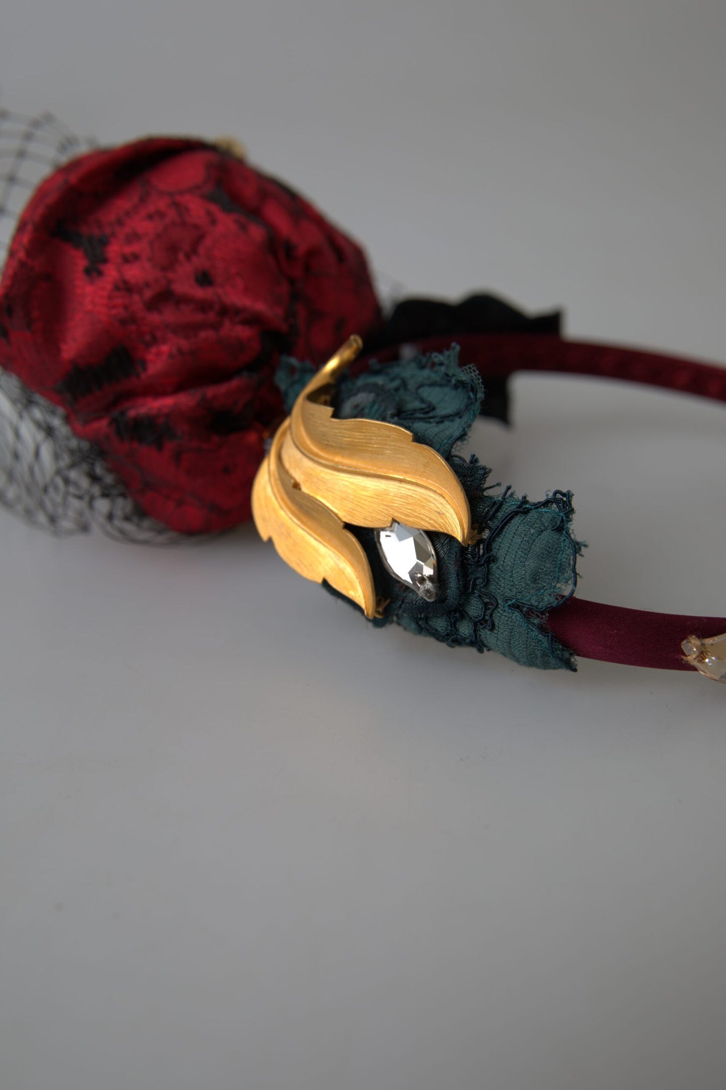 Dolce &amp; Gabbana Rotes Haarband mit mehrfarbigem Rosen-Seidenkristall-Netzlogo-Diadem