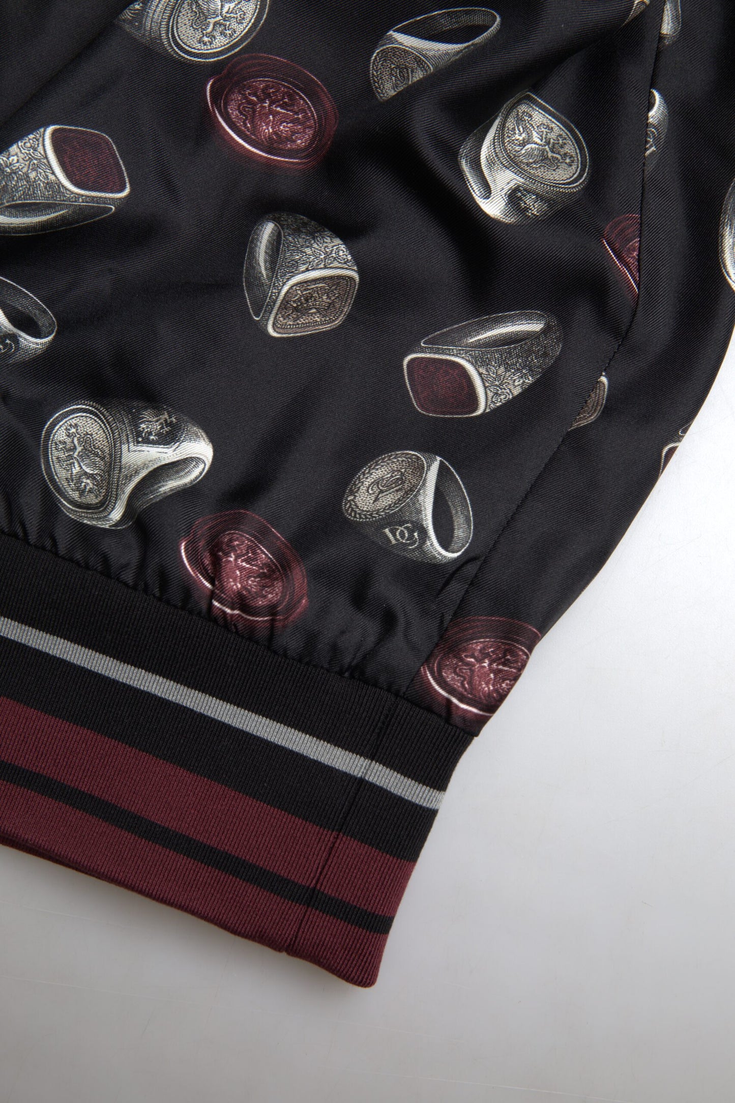 Dolce &amp; Gabbana – Schwarzer Seidenpullover mit Rundhalsausschnitt und Ringprint