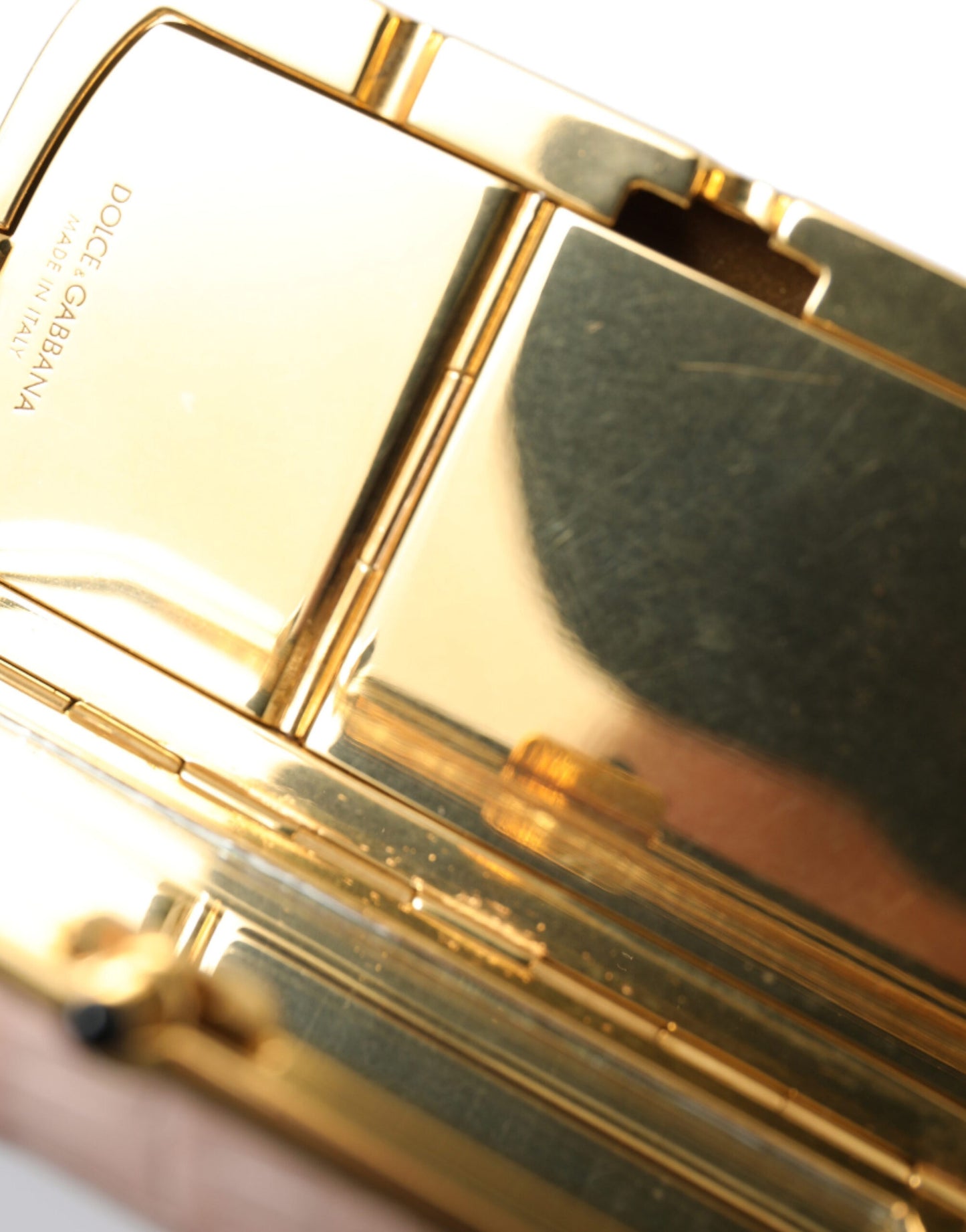 حقيبة مكياج دولتشي آند غابانا الوردية المصنوعة من الجلد الغريب والمزينة بشراشيب صغيرة