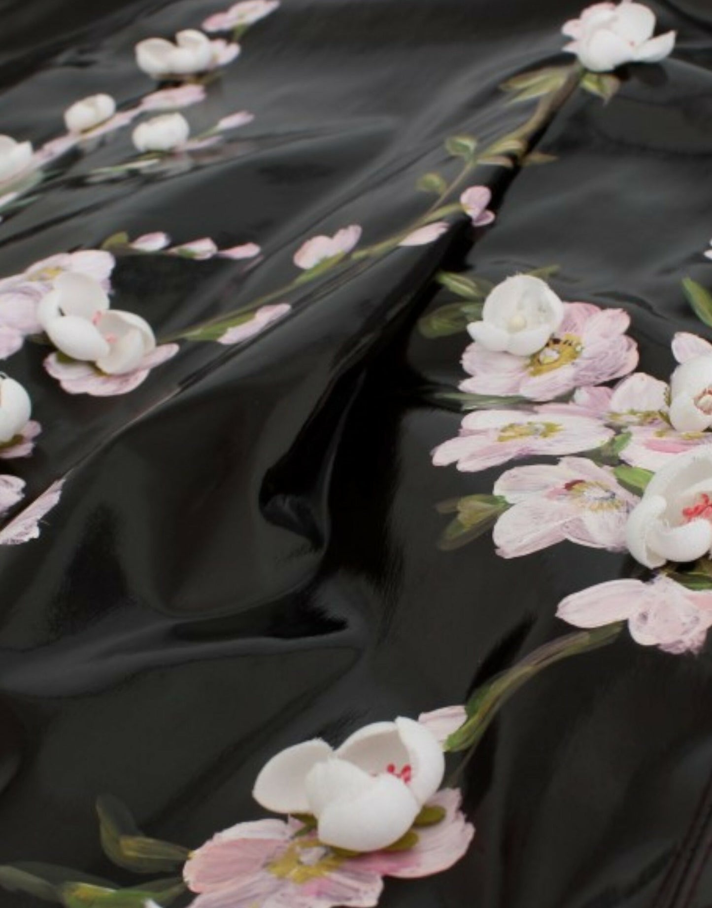 Dolce &amp; Gabbana Schwarzes Lackkleid mit Blumenmuster, handbemalt