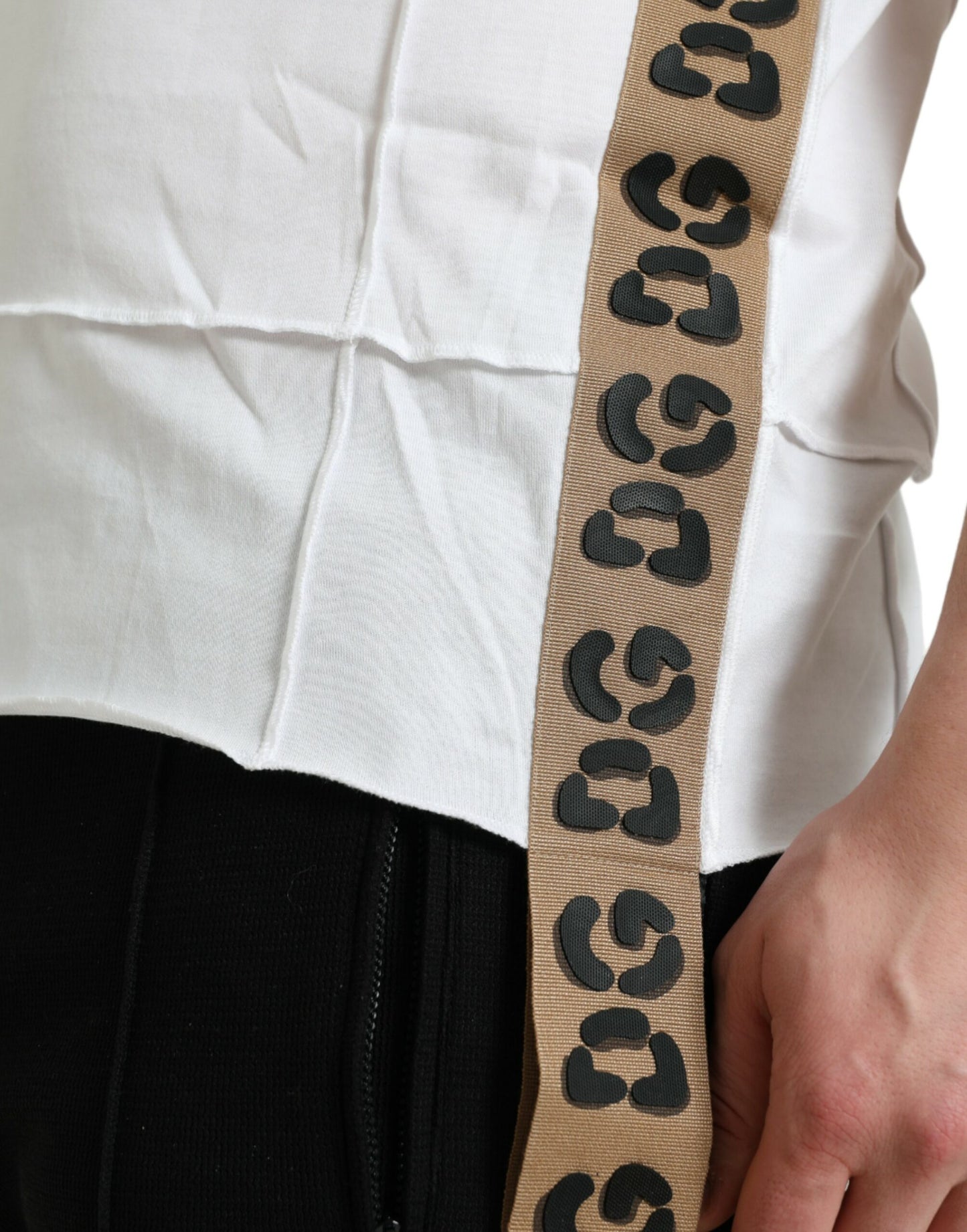 تي شيرت دولتشي آند غابانا أبيض بشعار وياقة دائرية وأكمام قصيرة