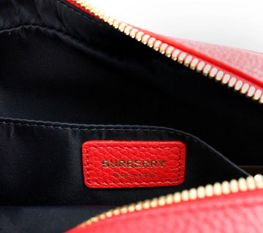 Kleine Burberry-Kamera-Umhängetasche aus genarbtem Leder in leuchtendem Rot