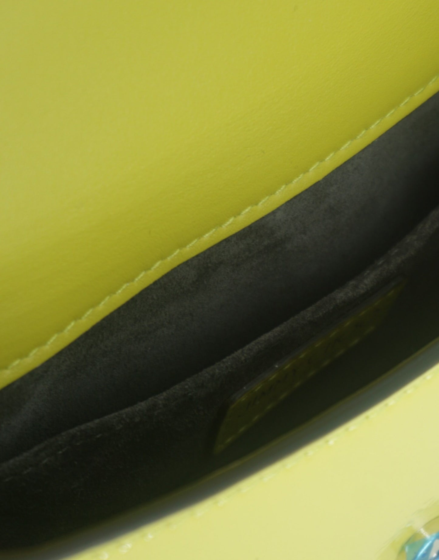 Jimmy Choo – Kleine Umhängetasche aus limettengelbem Leder