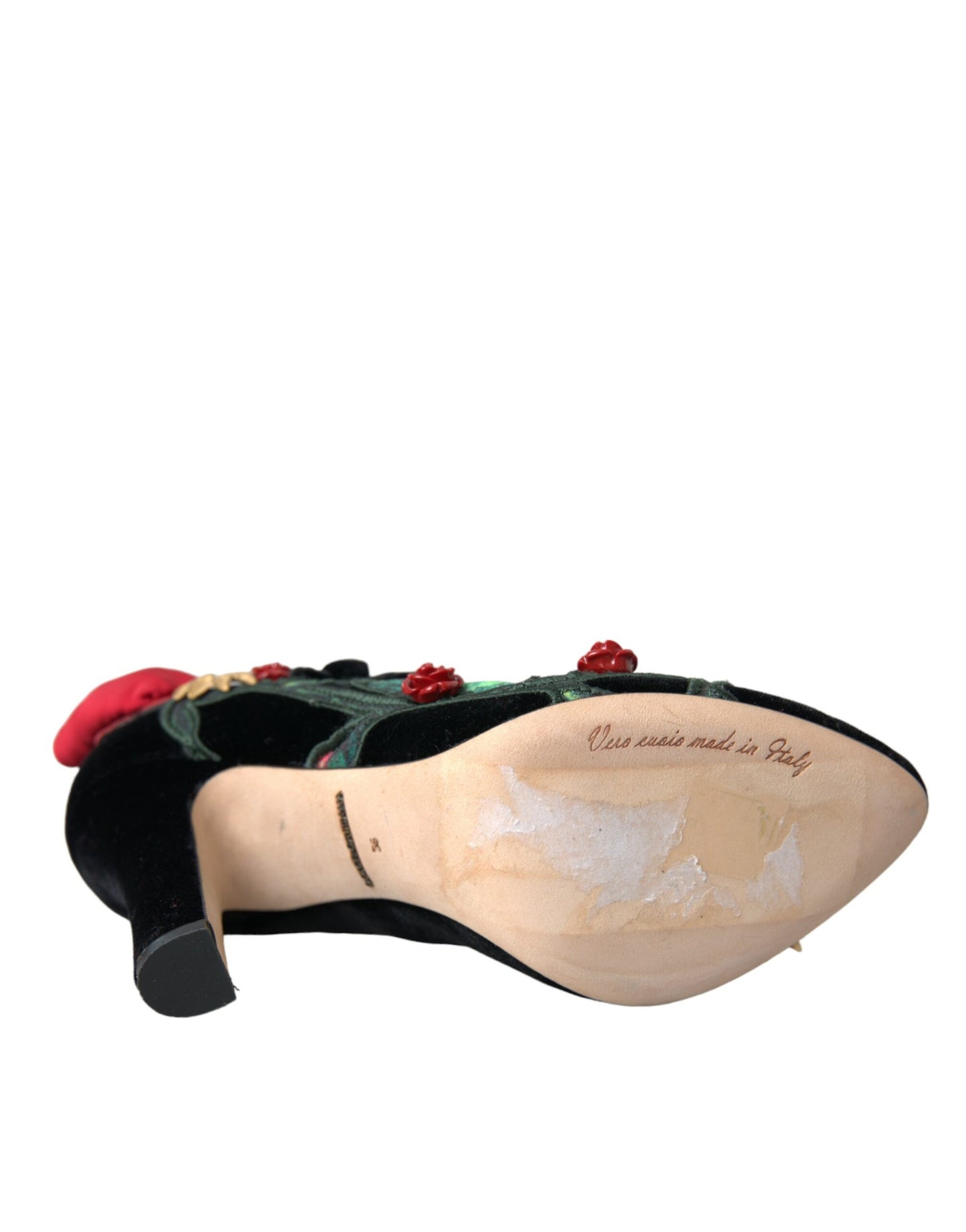 بروش كريستالي من دولتشي آند غابانا على شكل ورود سوداء وحذاء ماري جين