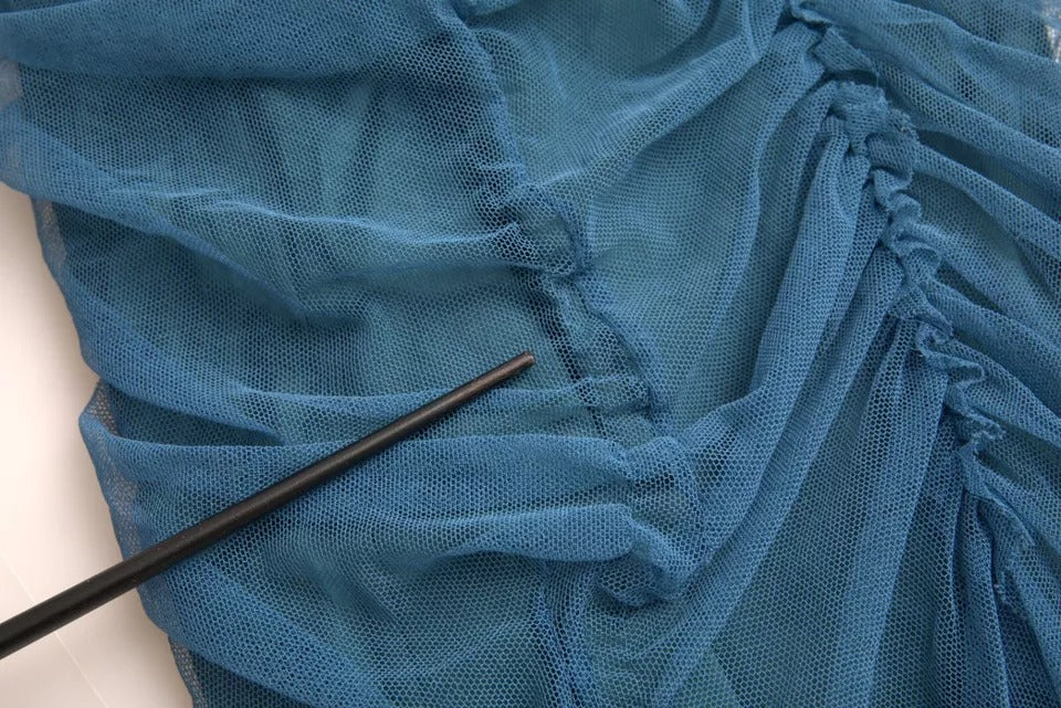 Dolce &amp; Gabbana – Etuikleid aus gerüschtem Tüll mit blauem Netzbesatz