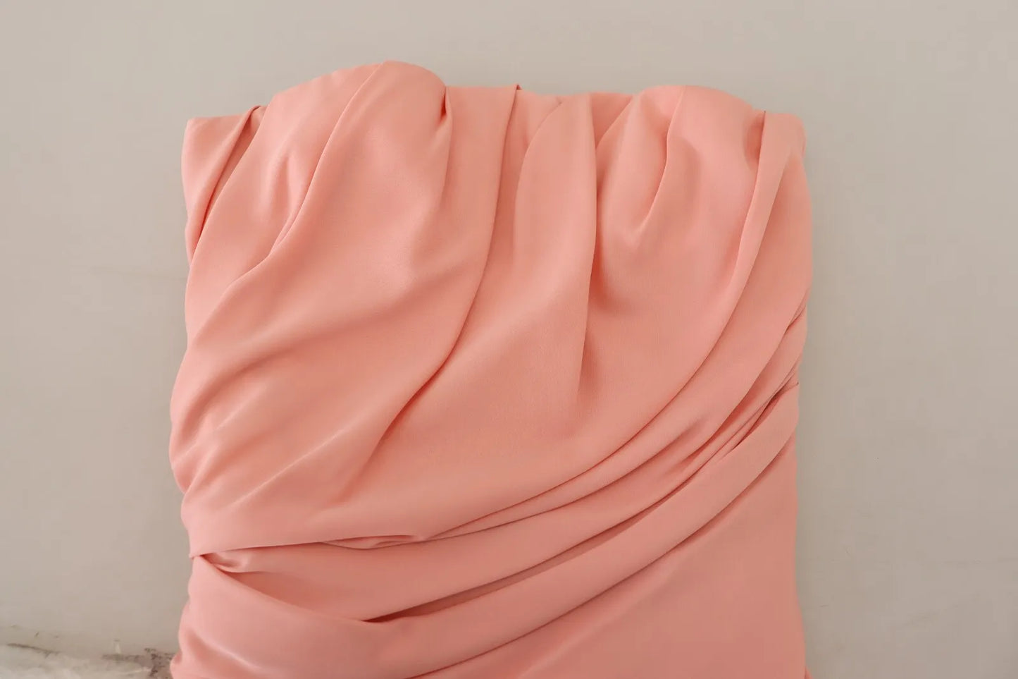 Dolce &amp; Gabbana – Trägerloses Midi-Etuikleid aus Stretch-Seide in Rosa