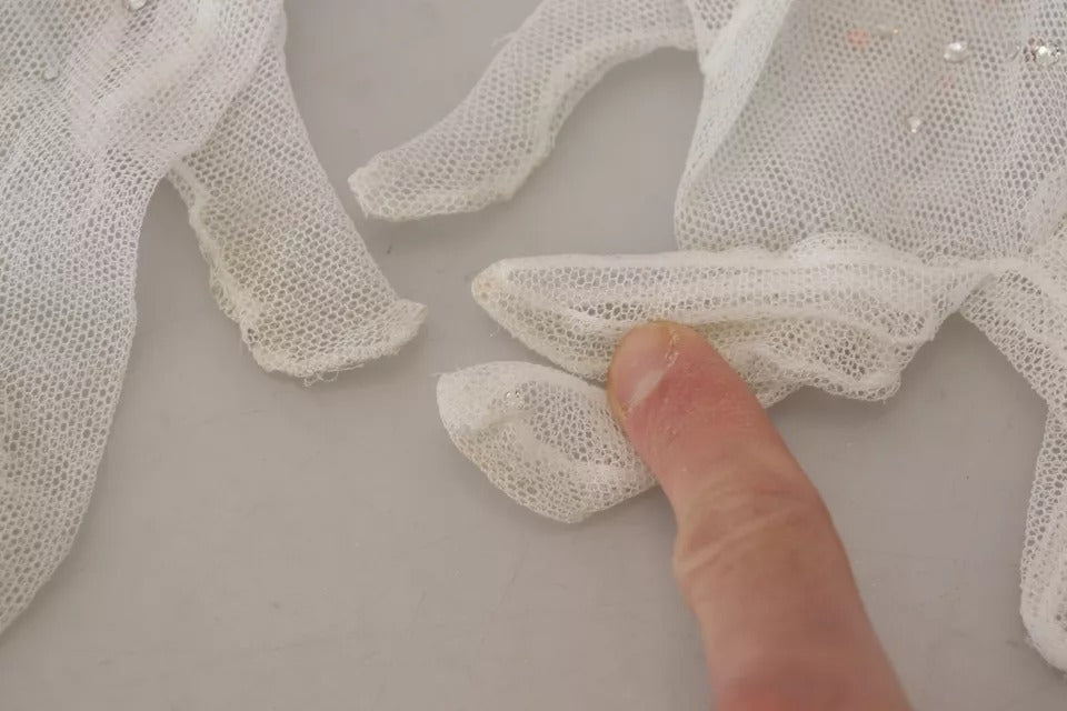 Dolce &amp; Gabbana – Ellenbogenlange Handschuhe aus Baumwolltüll in Weiß mit Kristallen