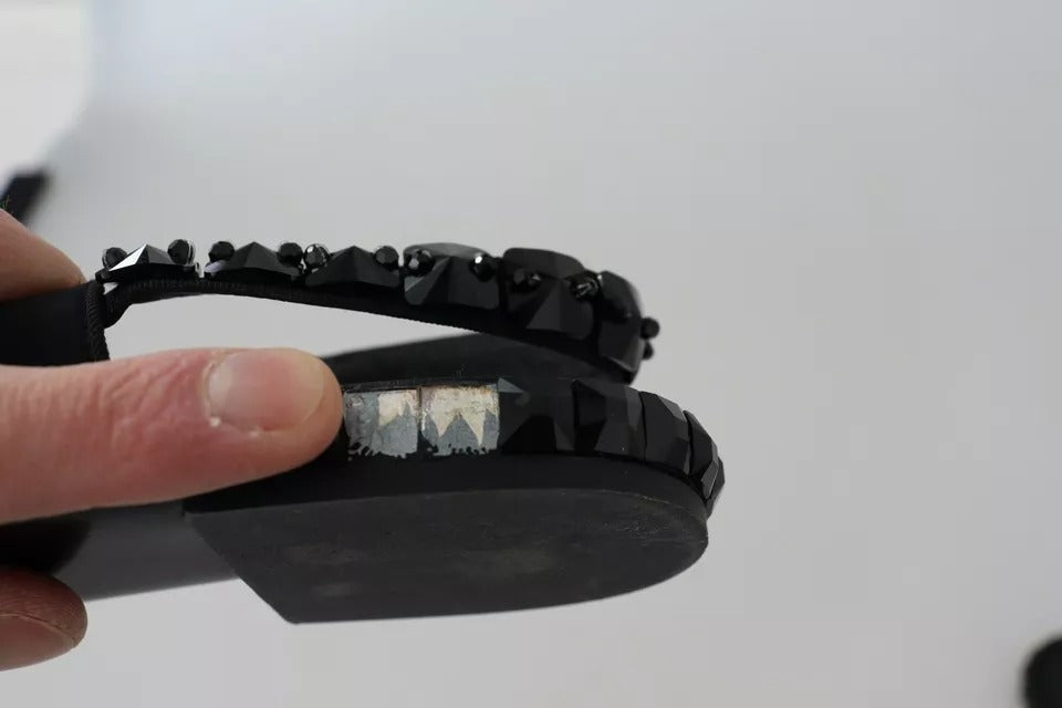 Dolce &amp; Gabbana – Schwarze flache Slingback-Schuhe aus Charmeuse mit Kristallen