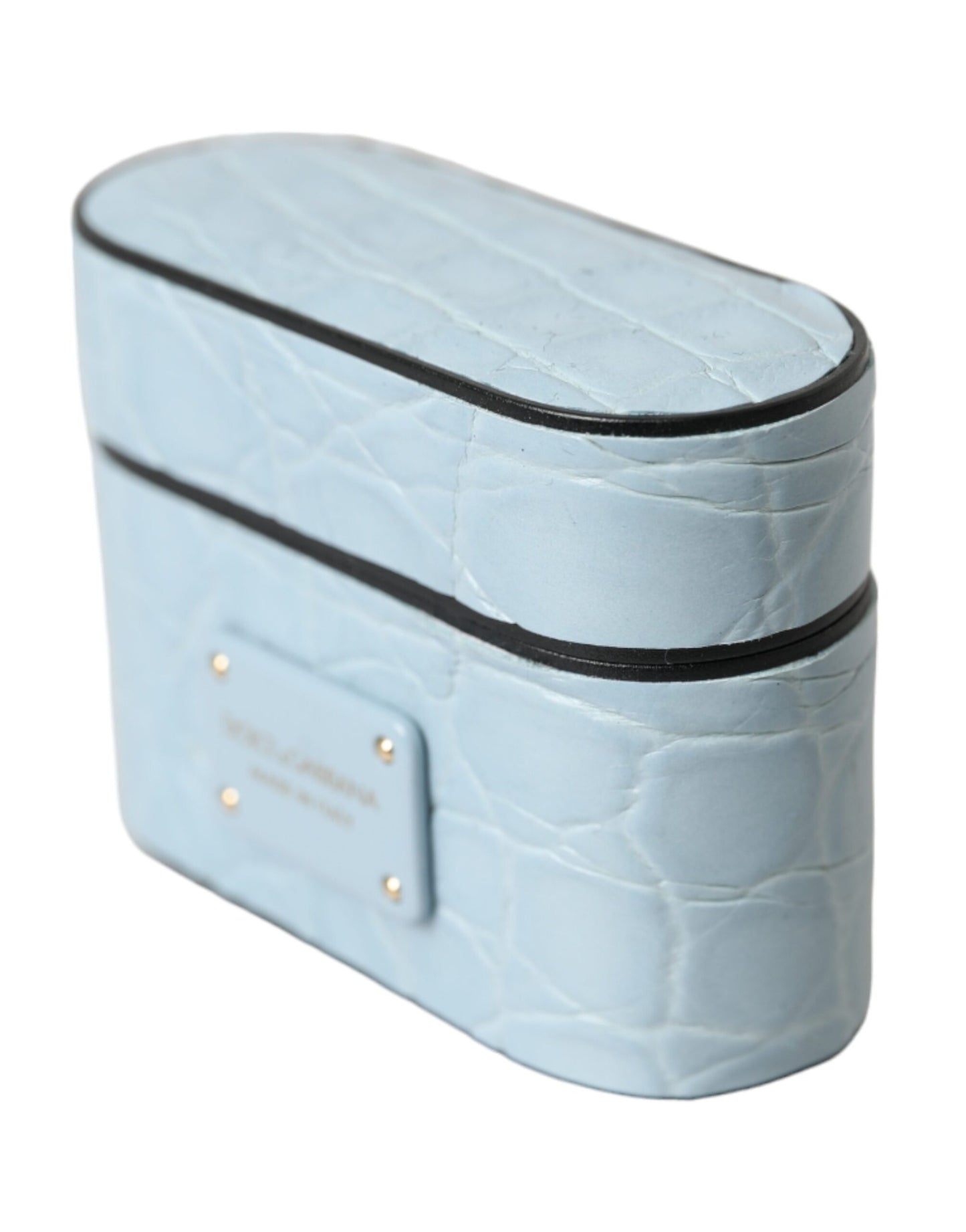 حافظة سماعات Airpods من دولتشي آند غابانا، مصنوعة من الجلد باللون الأزرق الفاتح، ومزينة بشعار معدني