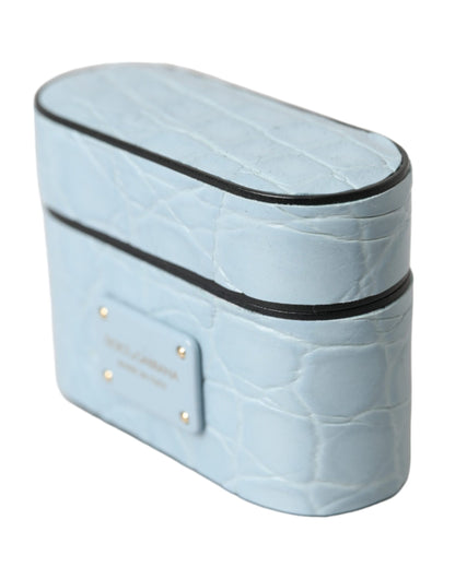 حافظة سماعات Airpods من دولتشي آند غابانا، مصنوعة من الجلد باللون الأزرق الفاتح، ومزينة بشعار معدني