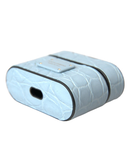 حافظة سماعات Airpods من دولتشي آند غابانا، مصنوعة من الجلد باللون الأزرق الفاتح، ومزينة بشعار معدني