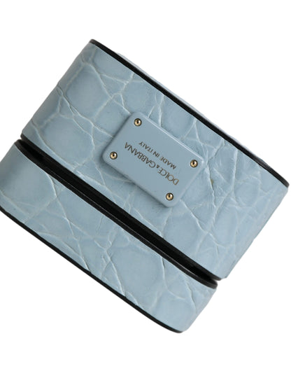 حافظة سماعات Airpods من دولتشي آند غابانا، مصنوعة من الجلد باللون الأزرق الفاتح، ومزينة بشعار معدني