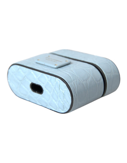 حافظة سماعات Airpods من دولتشي آند غابانا، مصنوعة من الجلد باللون الأزرق الفاتح، ومزينة بشعار معدني