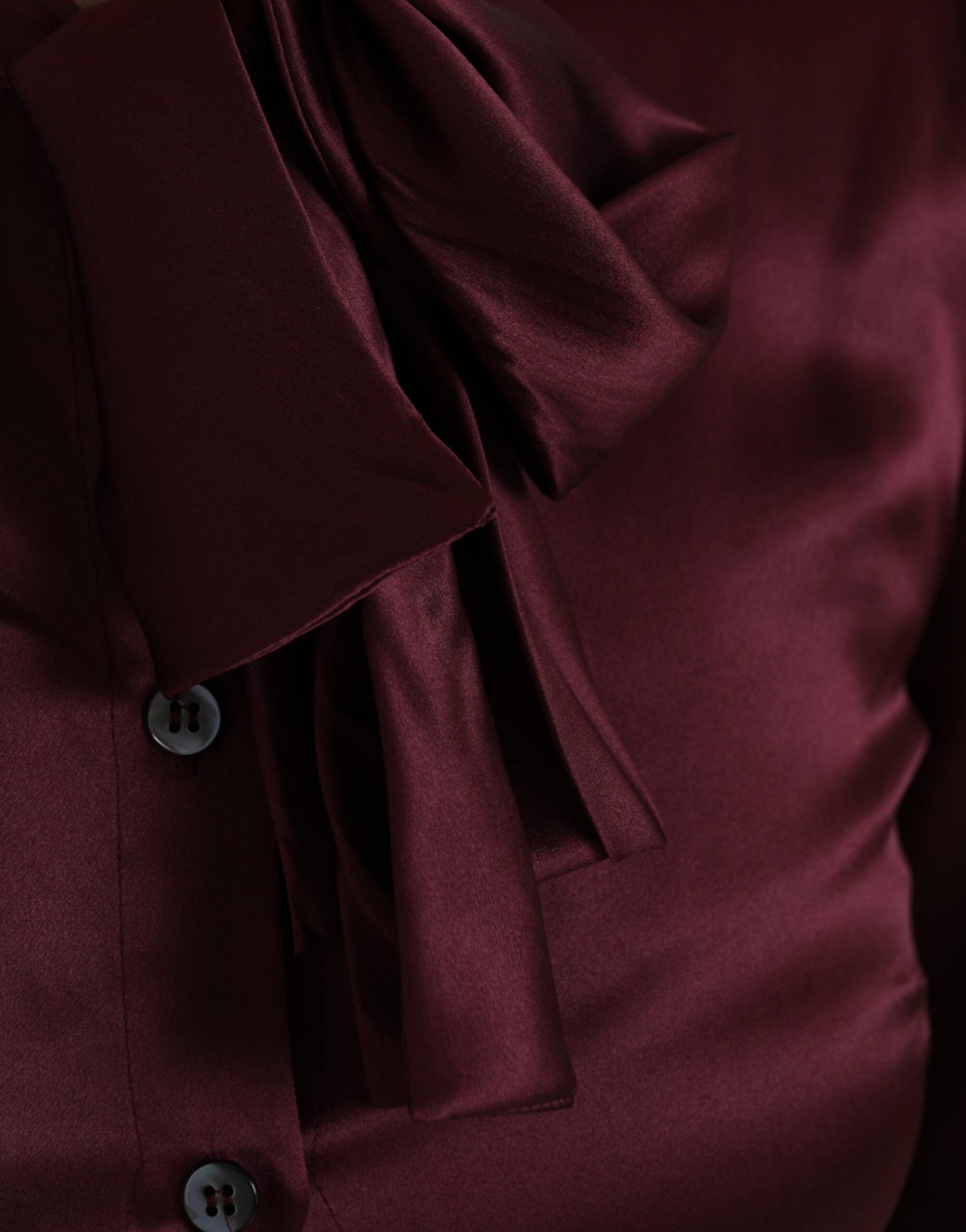 Dolce &amp; Gabbana – Kastanienbraune Bluse mit Ascot-Kragen und langen Ärmeln