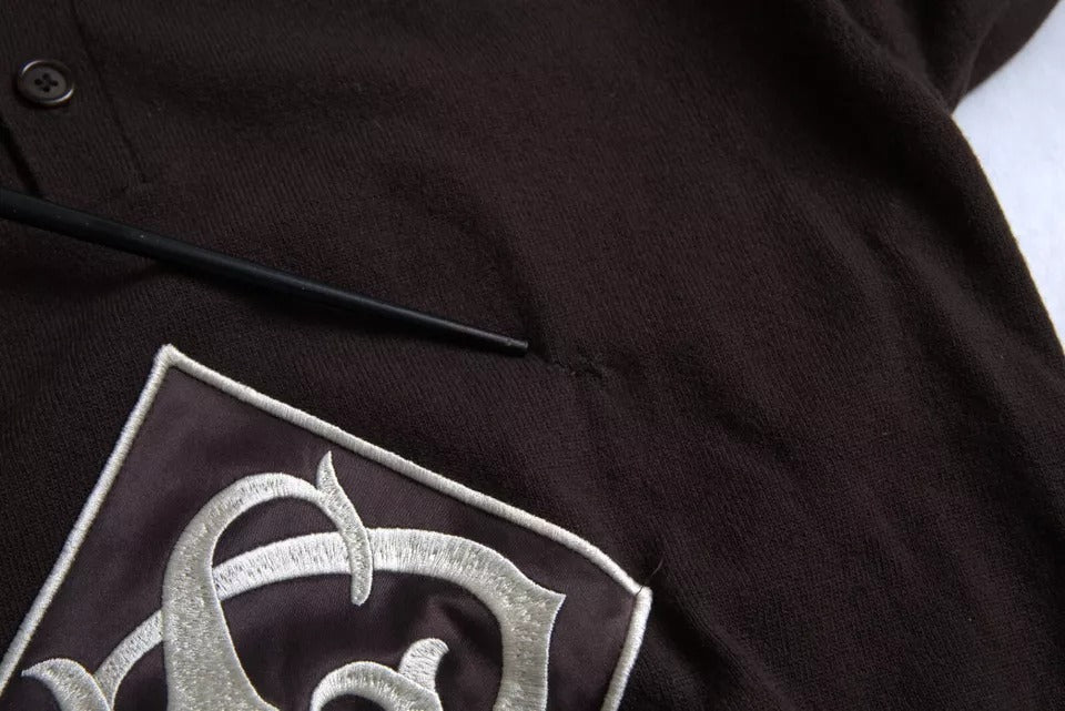 تيشيرت رجالي قصير الأكمام بياقة وشعار بني من دولتشي آند غابانا