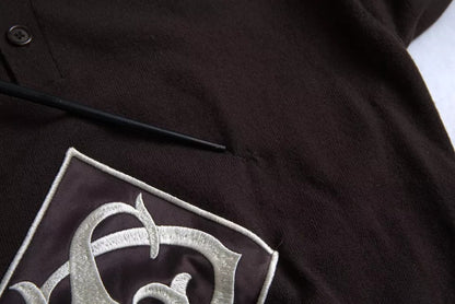 تيشيرت رجالي قصير الأكمام بياقة وشعار بني من دولتشي آند غابانا