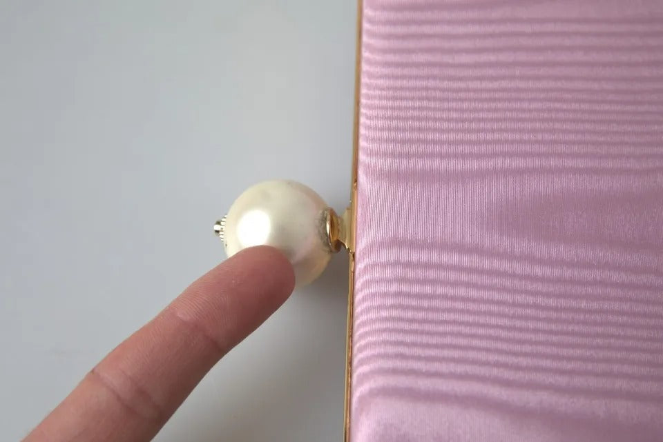 Dolce &amp; Gabbana Clutch aus rosa Seide mit Goldrahmen, Abendtasche für Partys