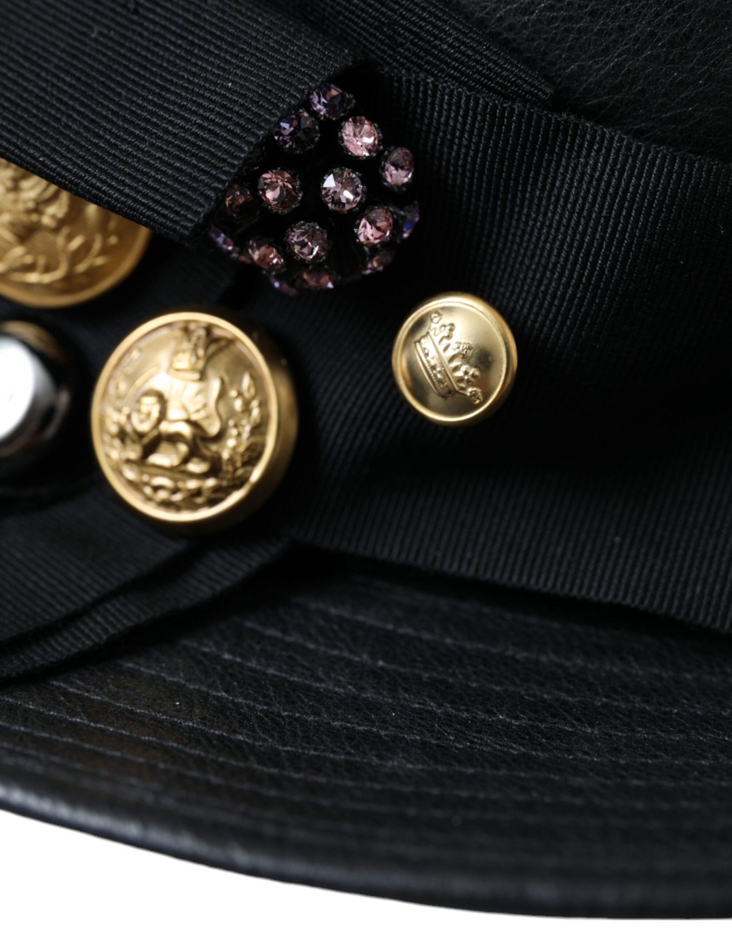 Dolce &amp; Gabbana – Schwarzer Lederhut mit DG-Münzen und Kristallen in breiter Krempe