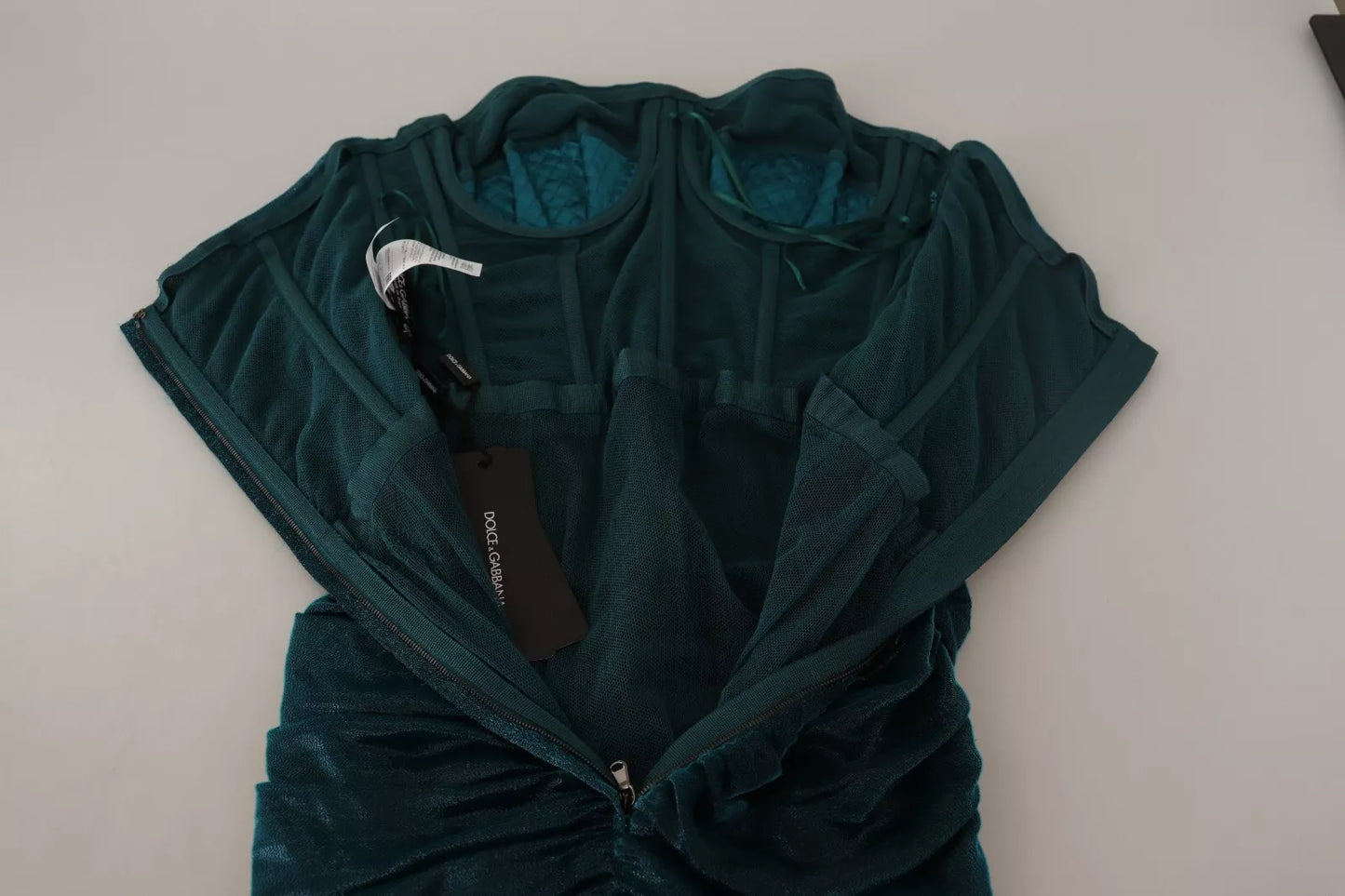 فستان دولتشي آند غابانا فيروزي اللون مع صدرية متوسطة الطول.