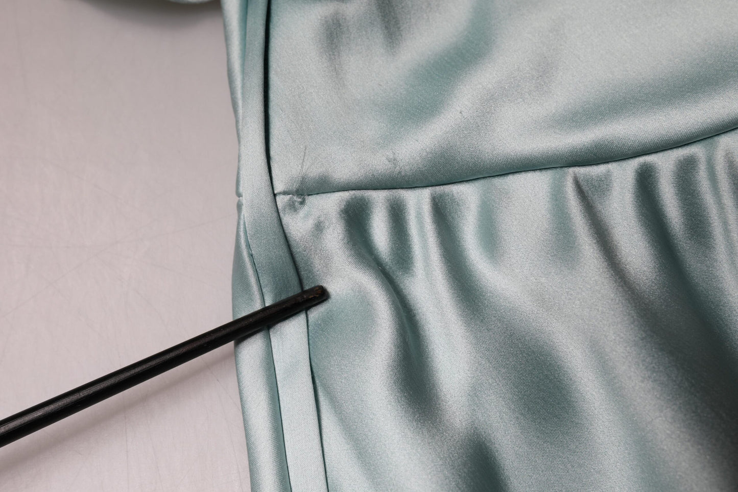 Dolce &amp; Gabbana – Mintgrünes, tailliertes One-Shoulder-Kleid aus Seide