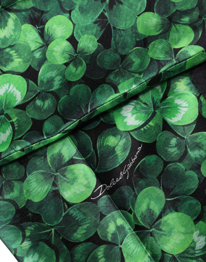 Dolce &amp; Gabbana – Hoch taillierte Karottenhose aus Seidensatin in Grün mit Kleeblatt-Print