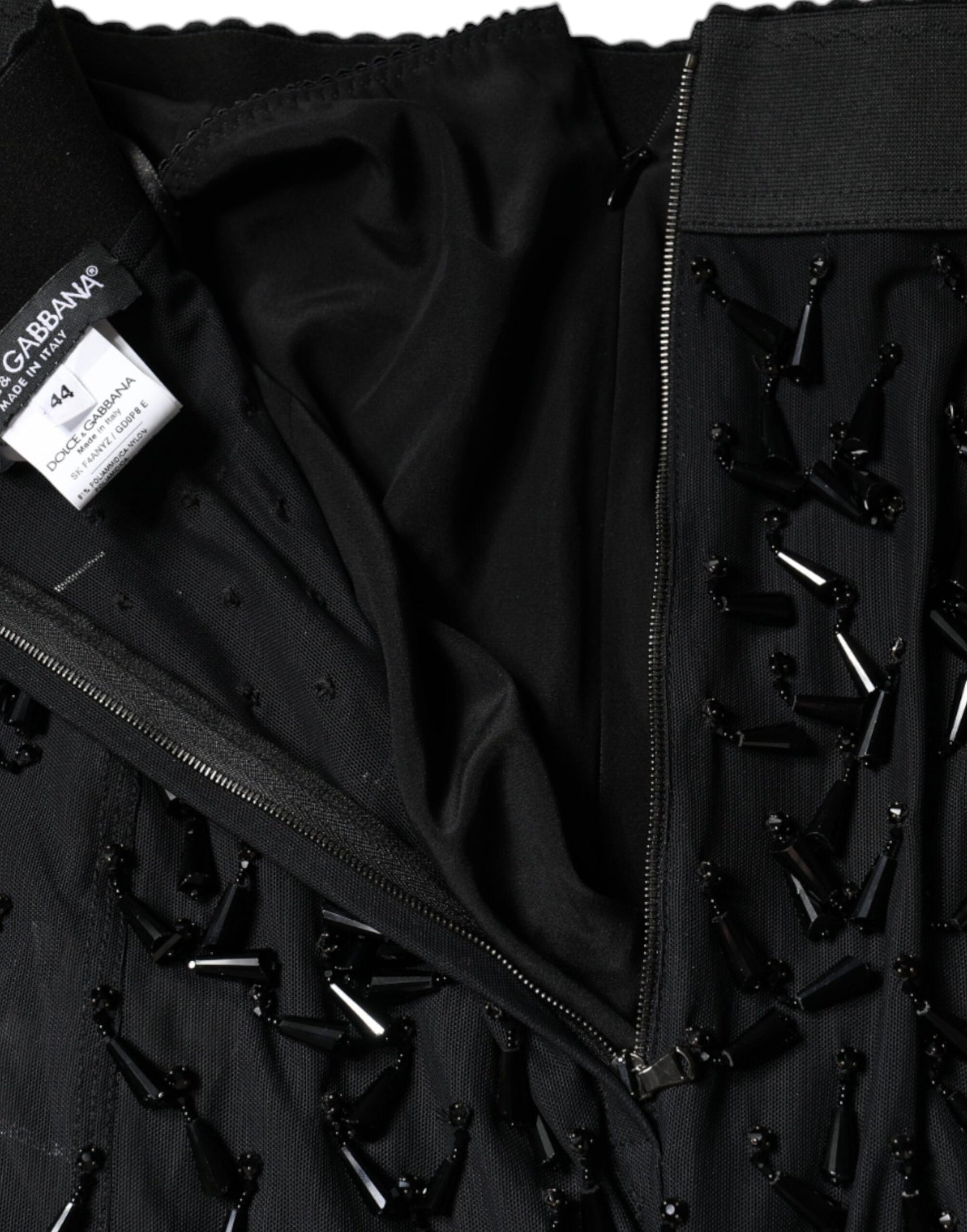 تنورة دولتشي آند غابانا متوسطة الطول بقصّة قلم رصاص ومزينة باللون الأسود