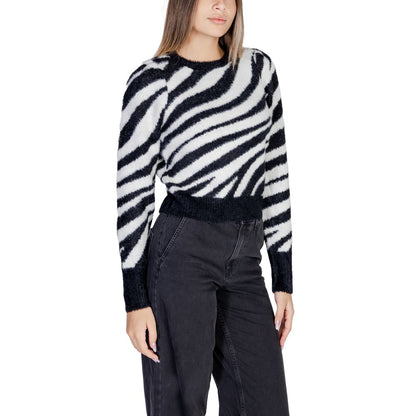 Only – Schwarzer Nylonpullover