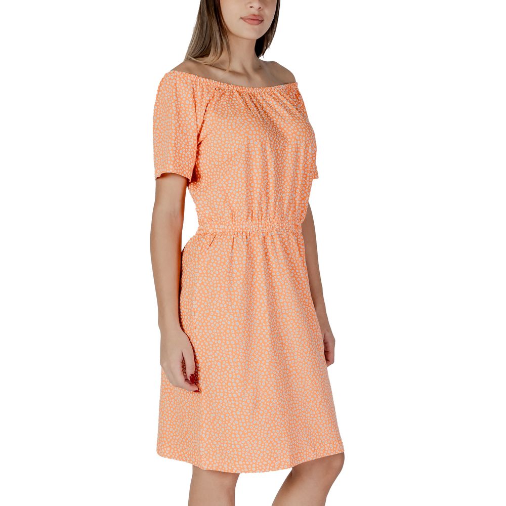 B.Young orangesfarbenes Baumwoll-Kurzkleid
